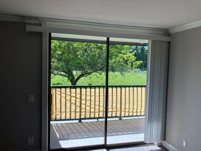 Building Photo - Fully Renovated Redmond 1 Bedroom