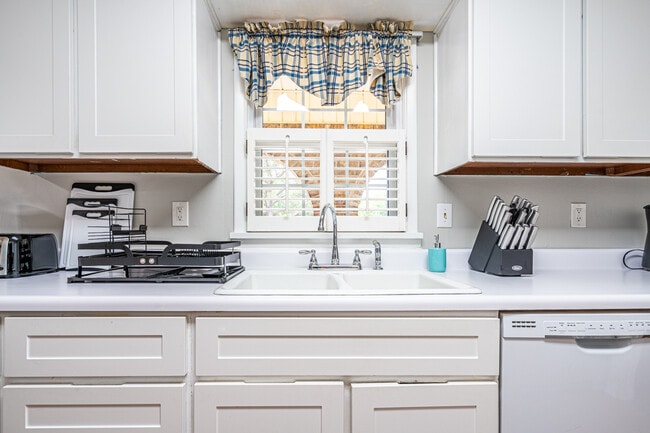 Building Photo - 10215 Melanie Dr SE