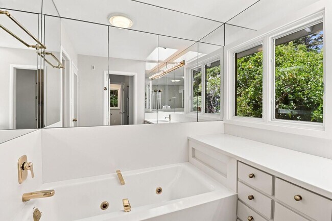 Building Photo - 820 Eucalyptus Ave