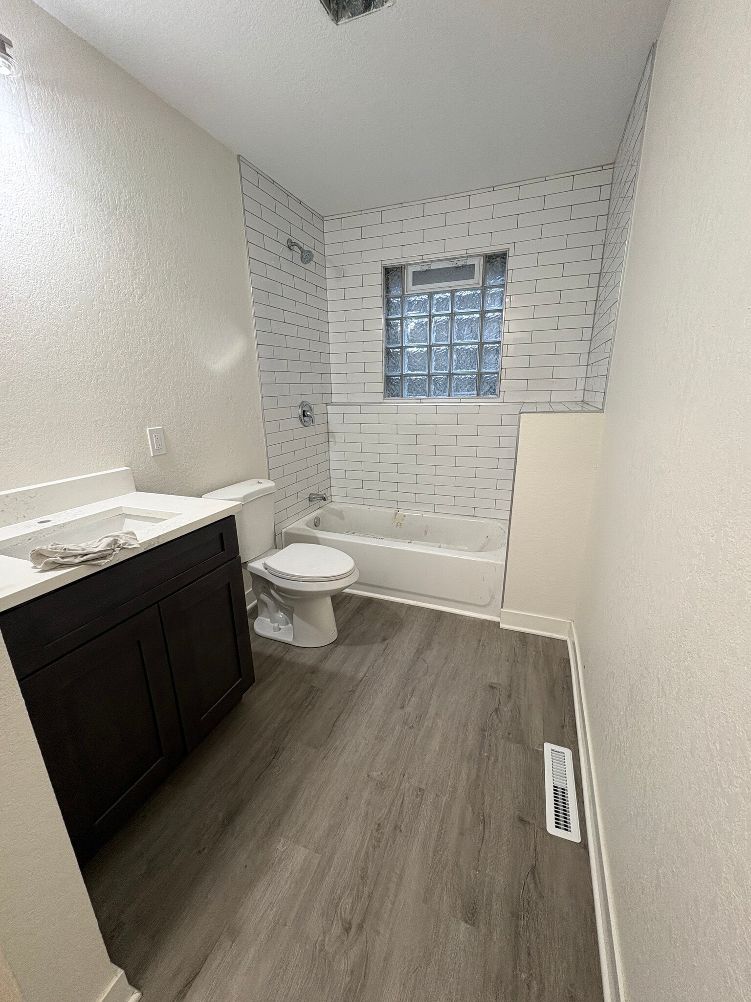 Building Photo - 400 E Meinecke Ave