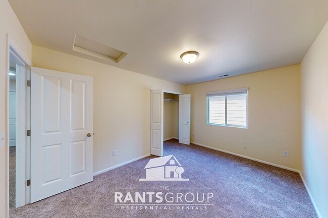 Building Photo - 5-Bedroom Home in Eagle Court with Easy I-...