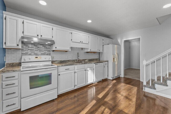 Building Photo - 6257 Lakehaven Dr