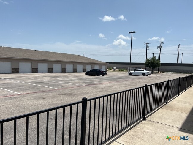 Building Photo - 2710 S Clear Creek Rd
