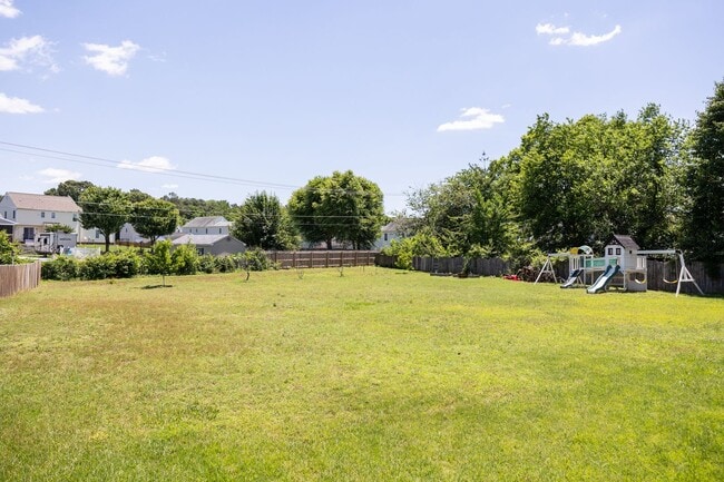 Building Photo - Large 4 Bedroom, 2.5 Bathroom Home in Mech...