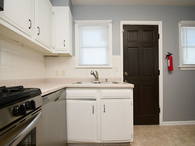 Building Photo - Cute Bungalow