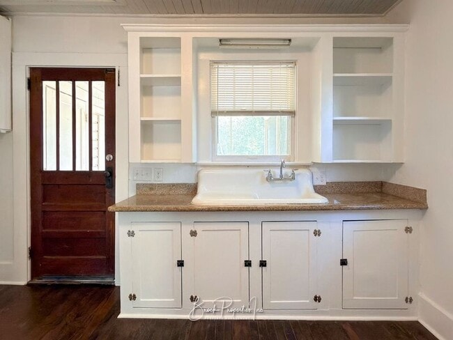 Building Photo - 1613 E Blount St