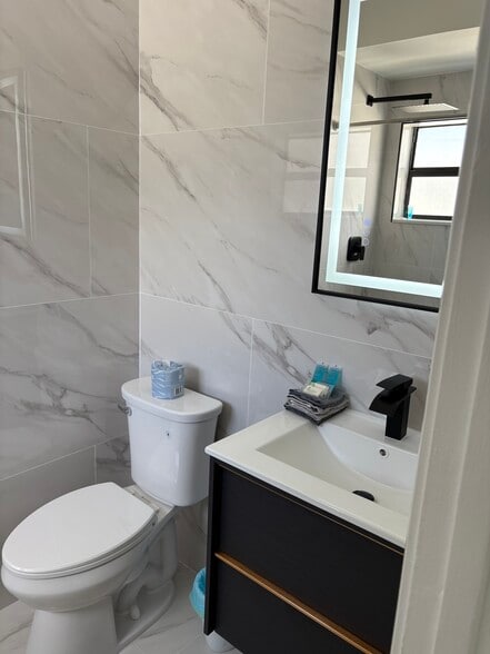 Building Photo - 735 SE 20th Ave