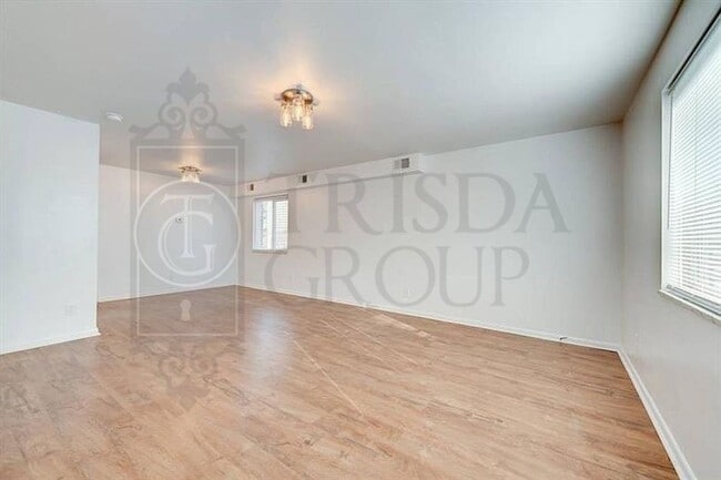 Building Photo - Avail Sept 1st: 2BR Apt in Crafton, 1 Off Street Parking, AC, W/D included, Quartz Countertops, D...