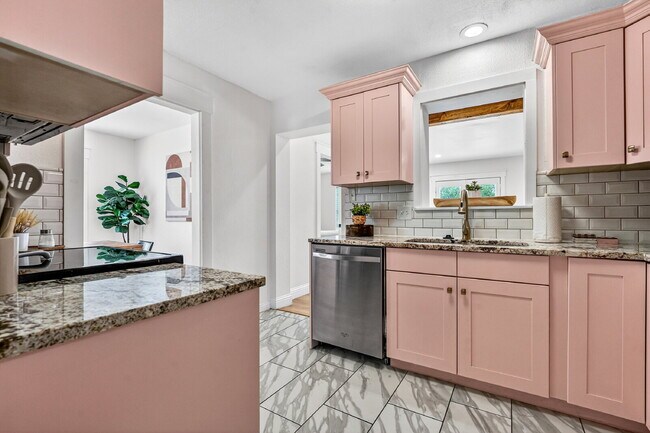 Building Photo - Fully Furnished Rental in Tech Terrace!!!