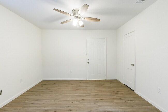 Building Photo - Recently Remodeled Duplex with Modern Touches and a Private Backyard!!