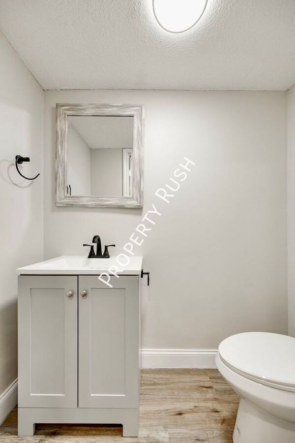 Building Photo - 2323 Green Forest Dr