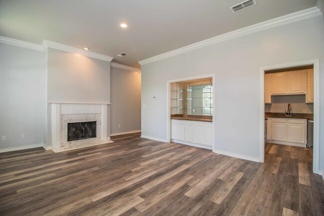 Building Photo - COMING SOON! Recently Renovated 1-Bedroom ...