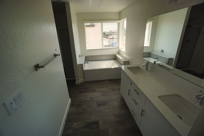 Building Photo - 3 Bed, 2.5 Bath Home in Prime Clovis Herit...