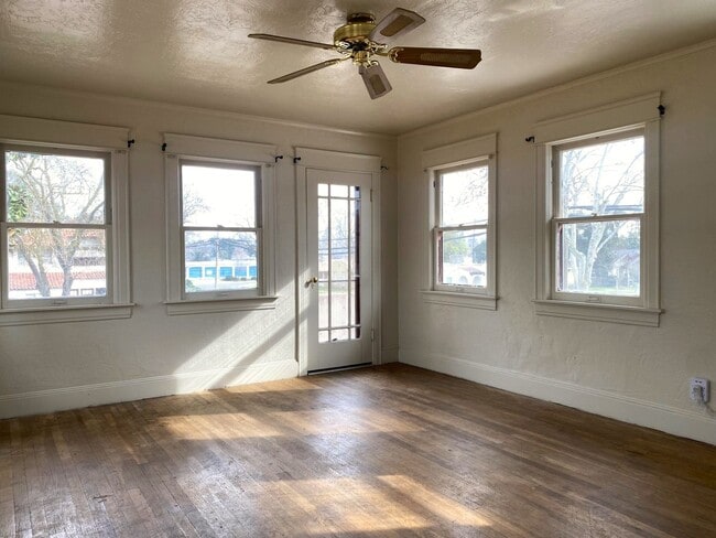 Building Photo - Available Now! Charming 3-bdrm./1.5-bath, ...