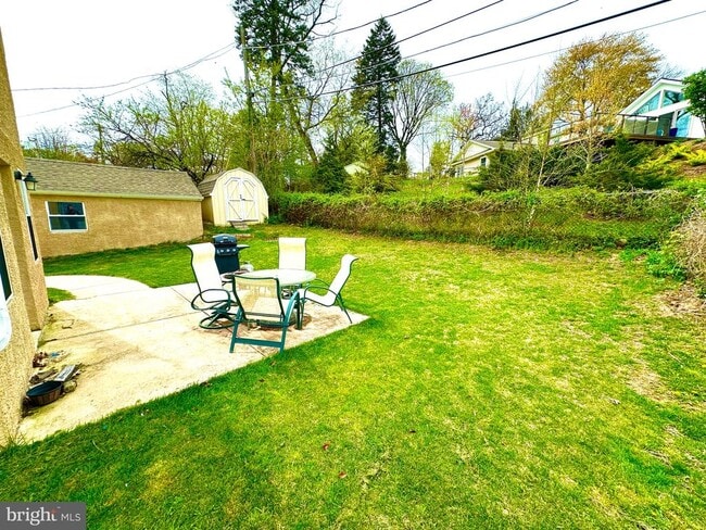 Building Photo - 842 E Cathedral Rd