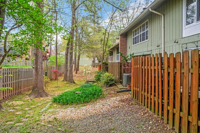 Building Photo - 2106 Palmyra Dr