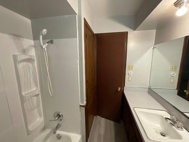 Building Photo - 3 bed, 1.5 baths, 2 car garage