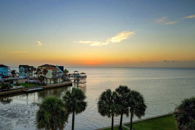 Building Photo - 22621 Bay Point Dr