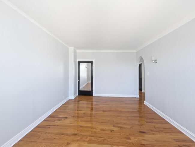 Building Photo - 917 W Eastwood Ave