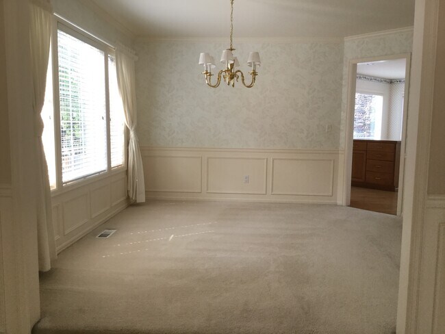 Building Photo - RARE OPPORTUNITY - 4 beds and 2.5 bath in ...