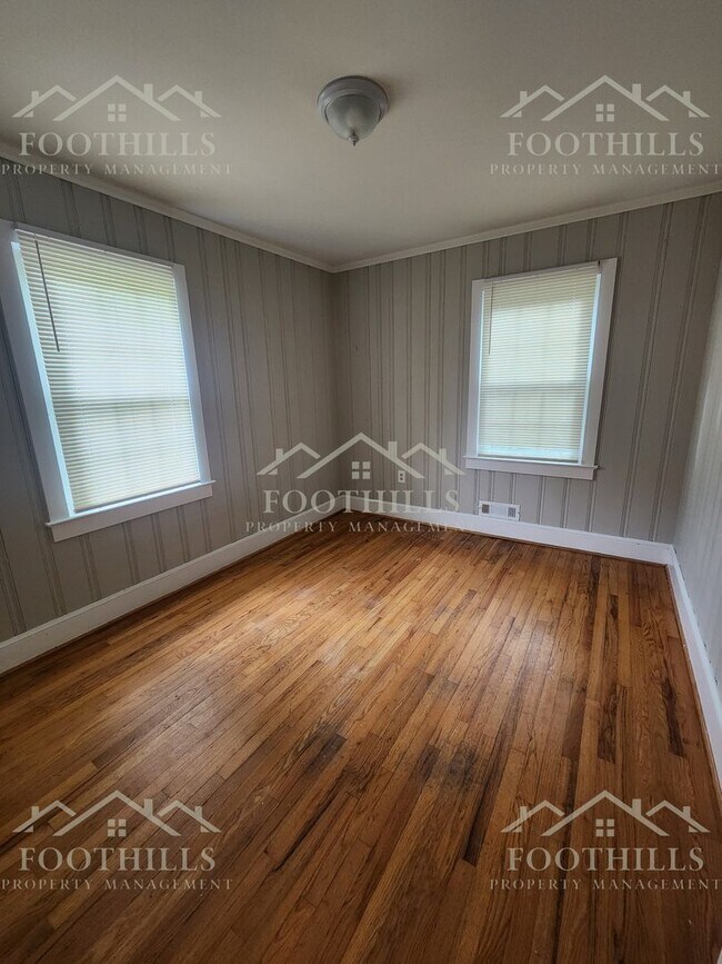 Building Photo - Beautiful 2-Story Brick Home Near Anderson...