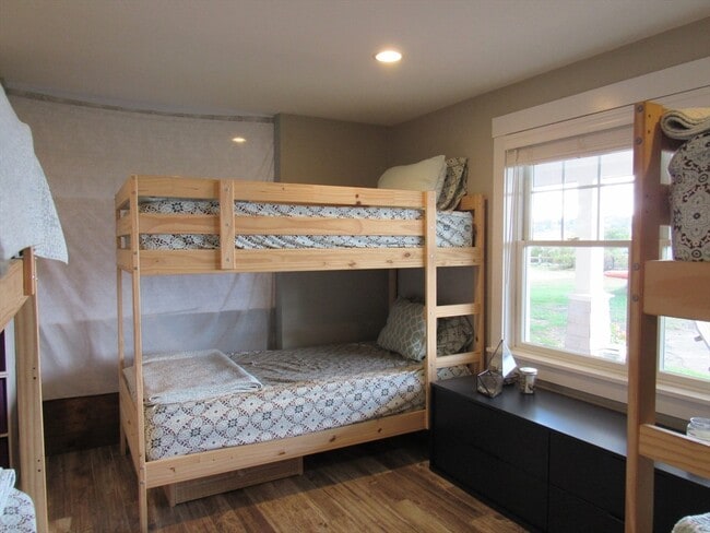 Building Photo - 37 River Rd