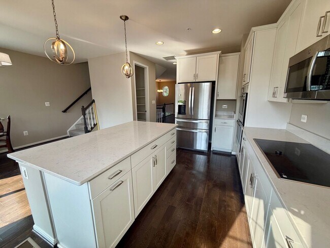 Building Photo - Upscale Millersville Townhouse with garage