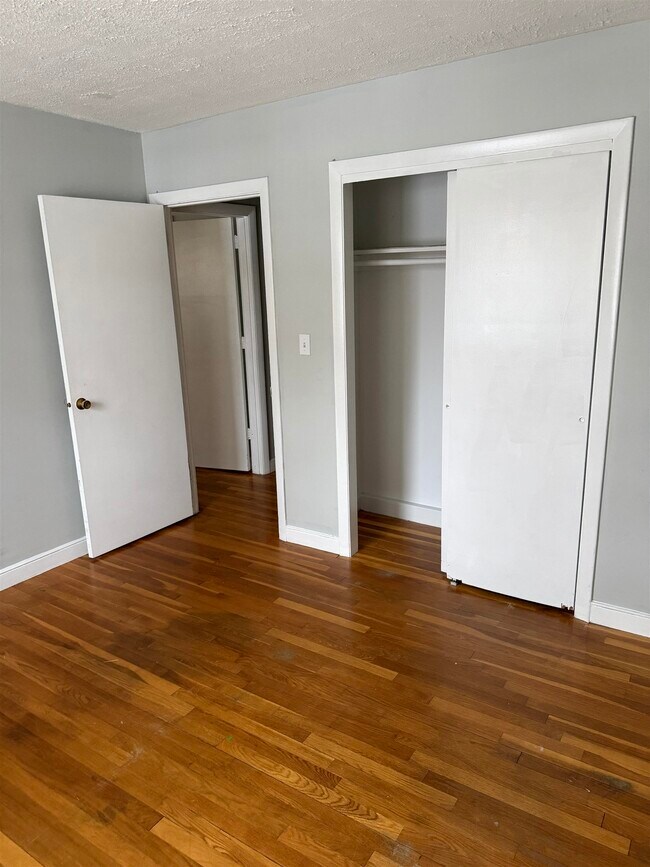 Building Photo - 4 Brook Rd