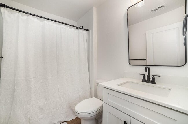 Building Photo - Comfortable & cozy Charlotte Townhouse 10 ...