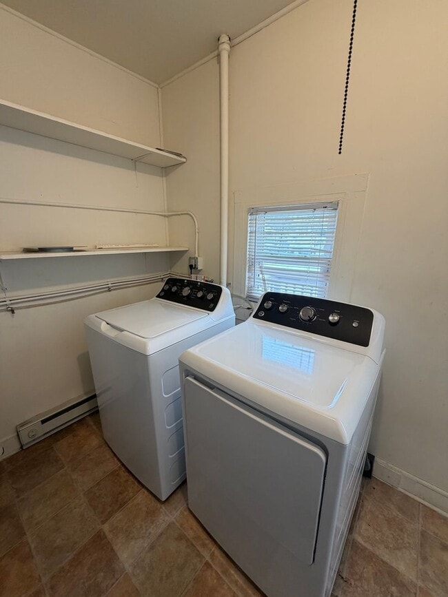 Building Photo - AVAILABLE NOW - 3 bed/1.5 bath Home In Superior with Bonus Room!