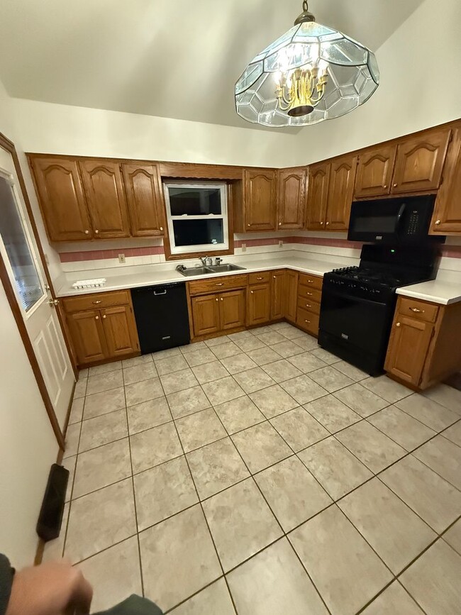 Building Photo - FOR RENT! Spacious 3-Bedroom Home with Garage & Large Yard – Davenport, IA