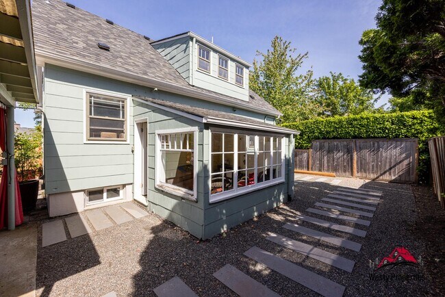 Building Photo - 3637 NE Alameda St