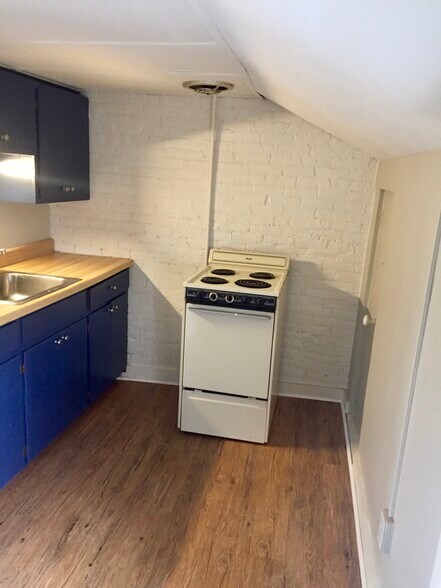 Building Photo - 409 N George St