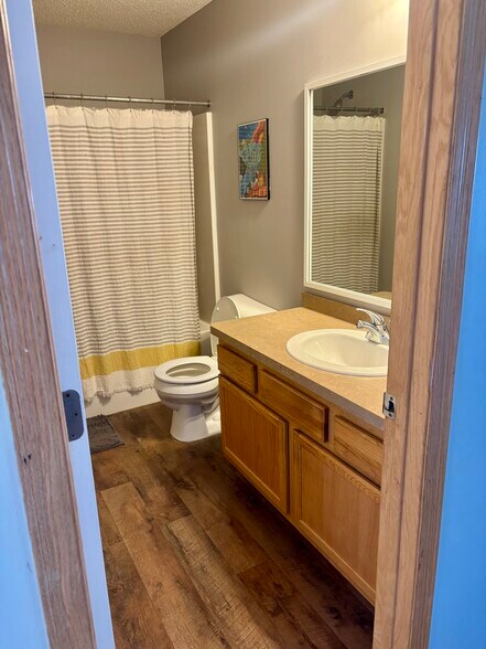 Main floor full bath - 22369 Lilac Way