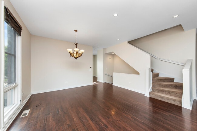 Building Photo - 2632 N Hartland Ct
