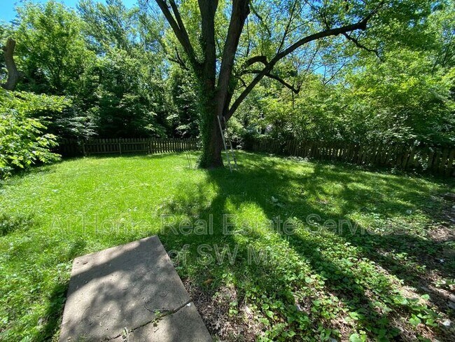 Building Photo - 520 N Warren Ave