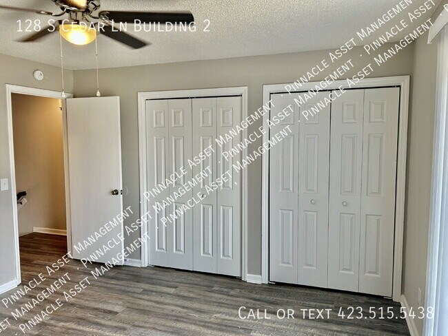 Building Photo - 128 S Cedar Ln