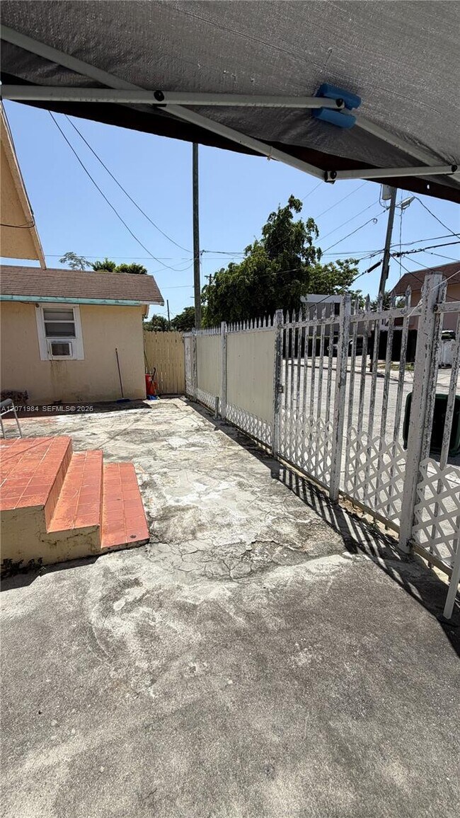 Building Photo - 2027 NW 1st Terrace