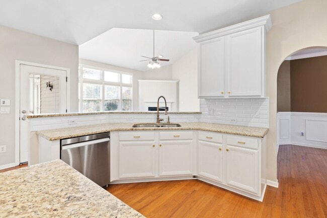 Building Photo - Beautiful 5 Bedroom Home in Dansforth Neighborhood