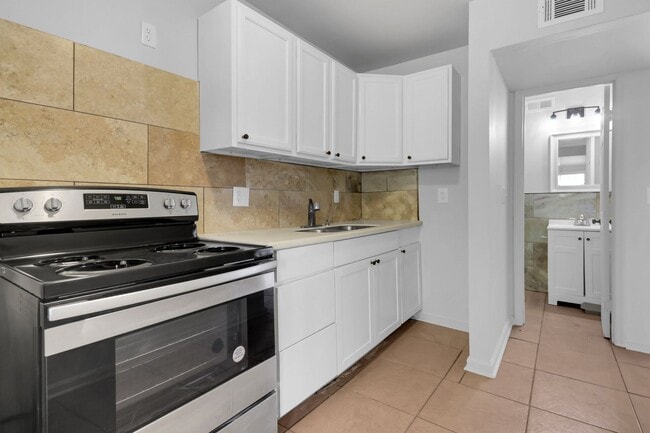 Building Photo - 4 BR, 2 BATH townhouse in downtown Charleston, SC.