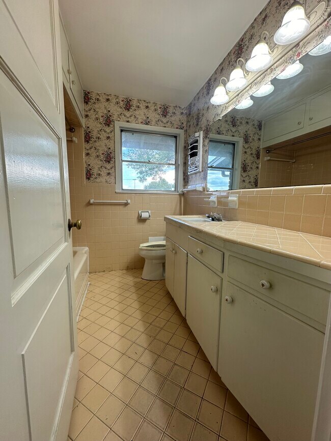 Building Photo - 711 E Locust Ave