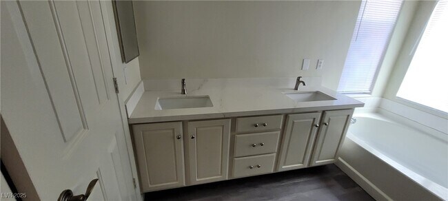 Building Photo - 8198 Rock Meadows Dr