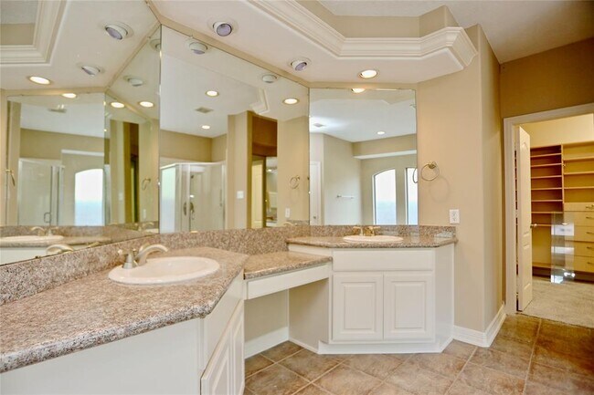 Building Photo - 14010 Norhill Pointe Dr