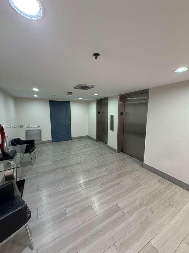 Building Photo - 919 Hillcrest Dr