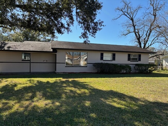 Building Photo - 3/2 Ranch w/ Garage