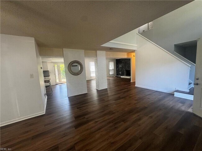 Building Photo - 4033 Foxwood Dr