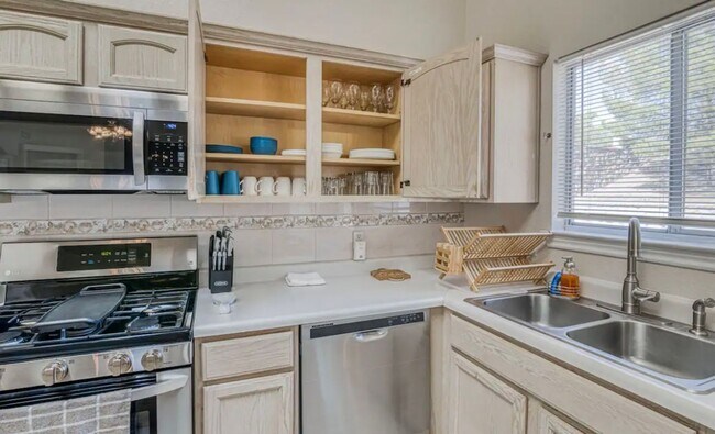 Building Photo - Short Term leases optionn4 Bedrooms 3 baths( near by Sunland Park Dr & Mesa St)