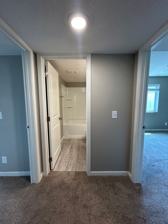 Building Photo - Spacious 4 Bedroom Duplex Near Village Pointe