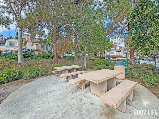 Building Photo - Modern comfort meets coastal living in thi...