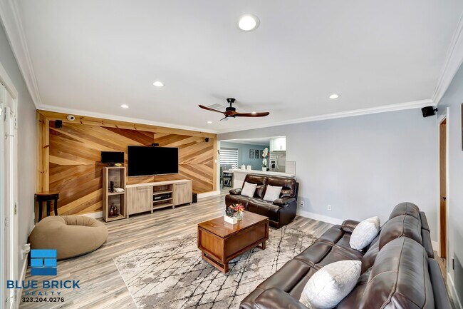 Building Photo - 5839 Vanalden Ave